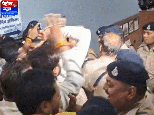कांग्रेस नेताओं ने आज चुनाव आयोग से मुलाकात की