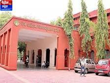 डीएवीवी परीक्षा अव्यवस्था: हिंदी अनुवाद आदेश; इंदौर में पत्रकारिता छात्रों का विरोध प्रदर्शन
