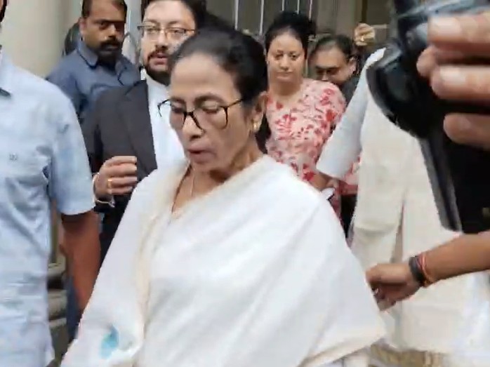 भवानीपुर चुनाव को चुनौती देते हुए ममता बनर्जी ने कलकत्ता उच्च न्यायालय में मामला दायर किया