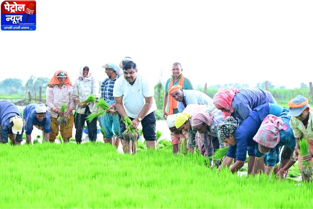 कृषि कार्यों में शामिल हुए शिक्षा मंत्री गजेन्द्र यादव