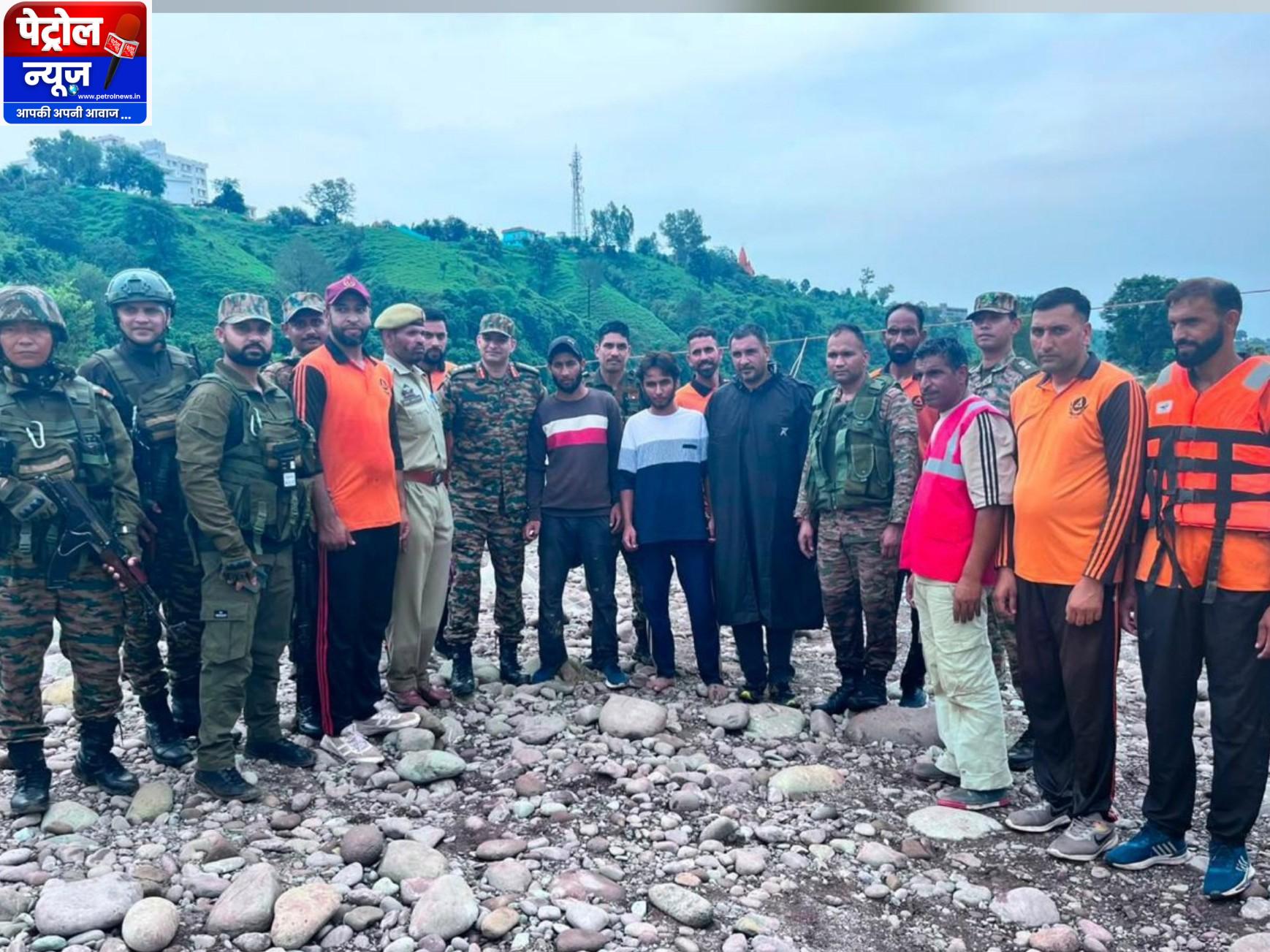 भारतीय सेना ने समन्वित राहत अभियानों के दौरान राजौरी में अचानक आई बाढ़ से 11 नागरिकों को बचाया