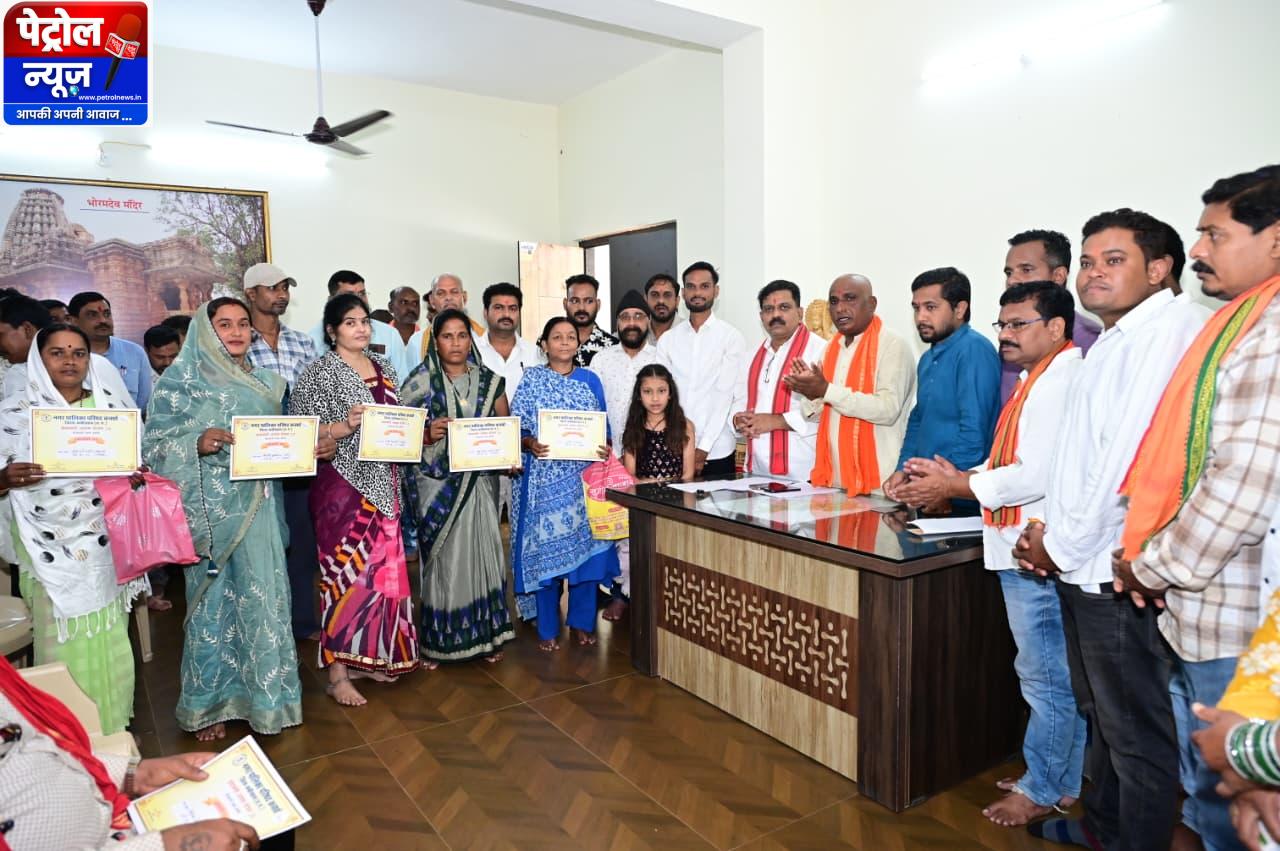 उप मुख्यमंत्री श्री विजय शर्मा ने कवर्धा के हितग्राहियों को सौंपे पीएम आवास योजना शहरी 2.0 के स्वीकृति पत्र