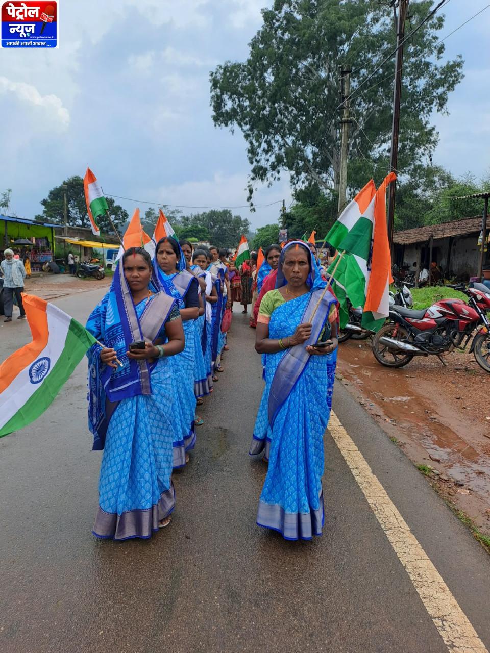 हर घर तिरंगा अभियान की धूम, बिहान समूह की महिलाओं ने फहराया तिरंगा
