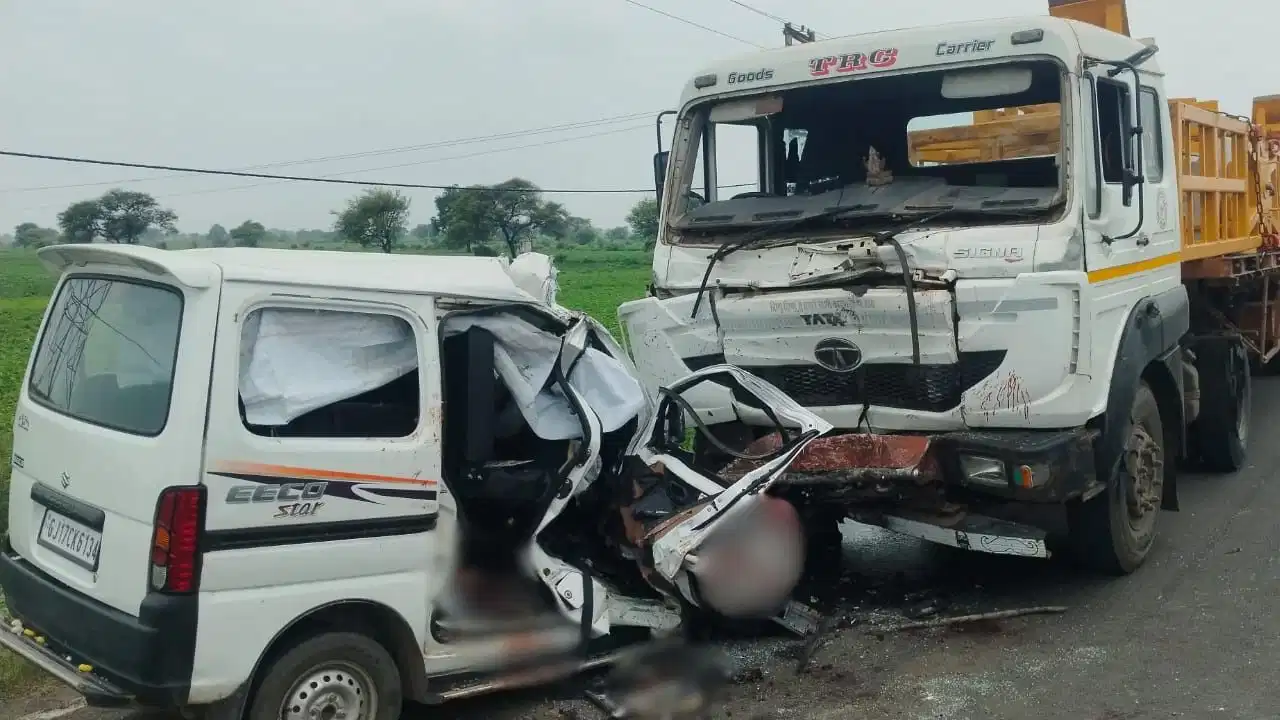 Dhar Road Accident: धार में भीषण सड़क हादसा, ट्रॉले ने वैन को मारी टक्कर; 6 की मौत