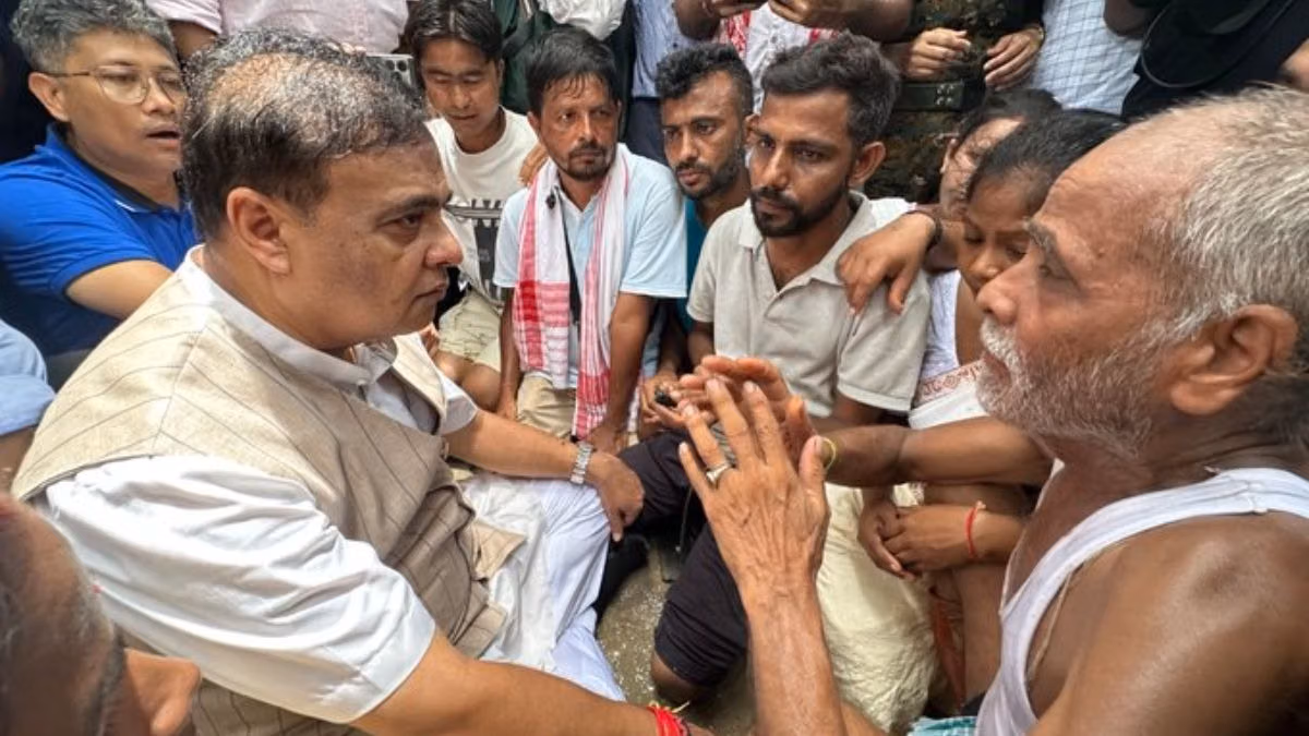Assam Floods: शिवसागर में बाढ़ पीड़ितों के बीच पहुंचे सीएम हिमंत सरमा, राहत शिविरों की स्थिति का लिया जायजा