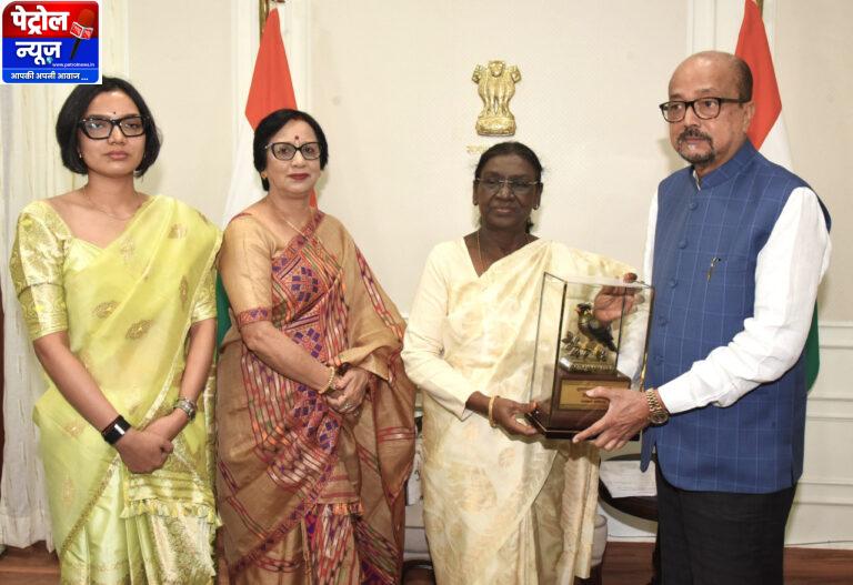 राष्ट्रपति श्रीमती द्रौपदी मुर्मु को राज्यपाल श्री रमेन डेका ने भेंट की पहाड़ी मैना की प्रतिकृति