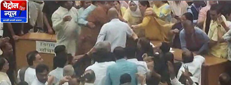 एमसीडी सदन में भारी हंगामा, महापौर के आसन पर फेंके कागज