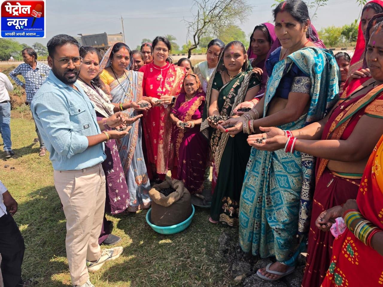 मखाना की खेती से आत्मनिर्भरता की ओर बढ़ रहीं धमतरी की महिलाएं